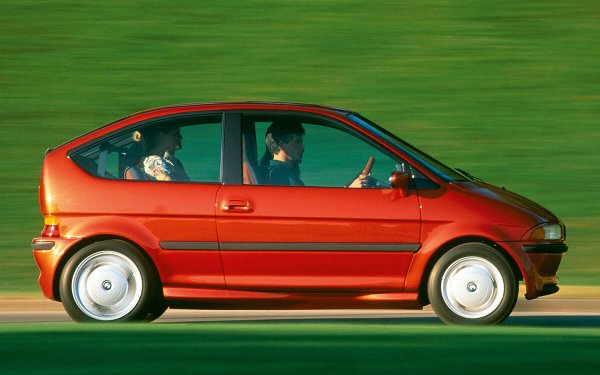 Най-малките автомобили често са най-иновативните. Така е беше и тук (минаваме друго време с претенциите, че вече сме били свидетели). Концепцията беше преосмислена през 1993 година. Докато първата итерация дойде само с електрическо задвижване, редизайнът две години по-късно доведе до проектиране на три задвижващи агрегата: бензинов, електрически и бензино-електрически хибрид и олекотен алуминиев корпус.

Тази концепция беше важна, тъй като като показва на света кака може да изглежда едно малко BMW във времето, когато компанията (подобно на основните немски конкуренти) беше отдадена на конвенционалните седани.

Говори се, че тази кола можеше да бъде произведена, ако вместо това компанията не беше купила Rover. Това не свърши добре, но BMW поне успя да измъкне Mini от блатото. Оттогава марката е знамето за малки автомобили в компанията. А мъник с емблемата на BMW дойде през 2004 година!